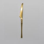Shiny gold dinner knife with classic slim handle, sleek disposable flatware set of 10 for formal dinners, weddings, and luxury tablescapes.