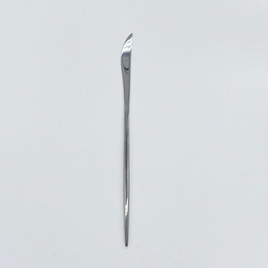 Shiny silver dinner knife with slim modern handle, sleek disposable flatware set of 10 for formal dinners, receptions, and polished tablescapes.